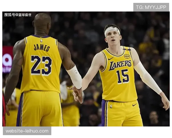 里夫斯效率值湖人三巨头最高,真实命中率70.2%展现进攻才华 里夫斯效率值湖人三巨头最高,真实命中率70.2%展现进攻才华